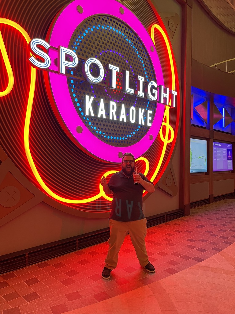 Kurt at karaoke